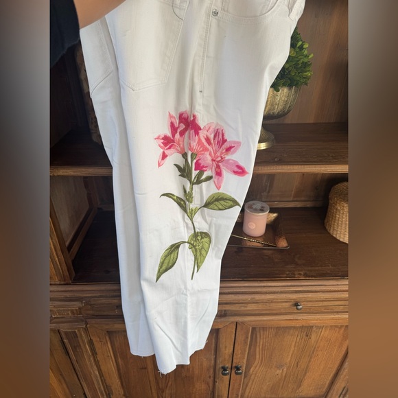 Tommy Bahama Ella Twill Floret Crop Slim Boyfriend Jeans - Picture 4 of 7